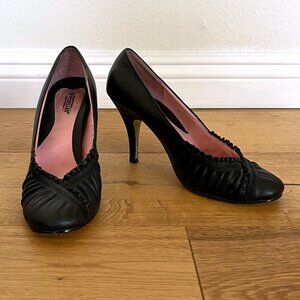 Black Leather Ruffled Edge Round Toe Pumps Size 8.5